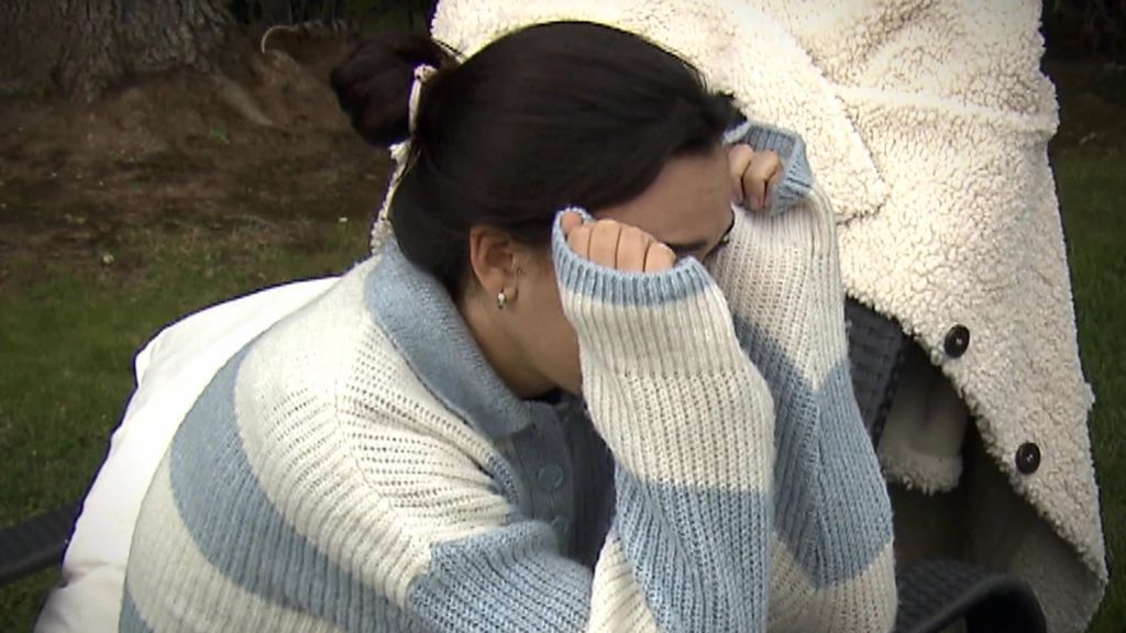 Ana está agobiada y no puede contener las lágrimas
