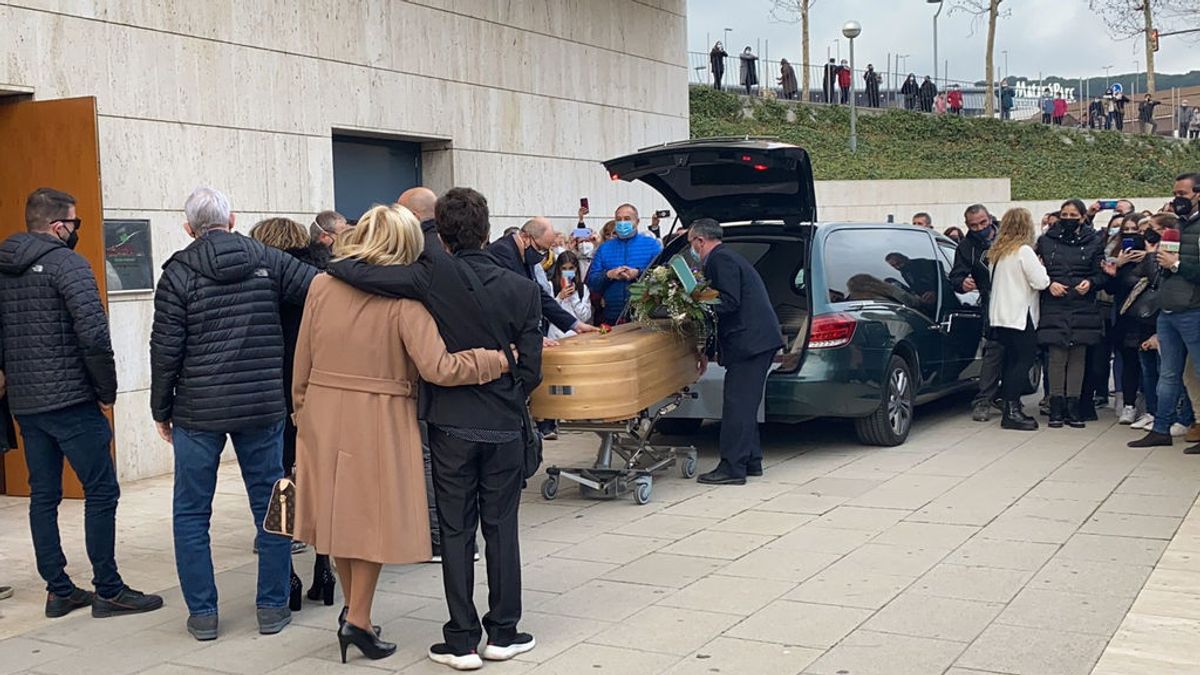 El último adiós a Álex Casademunt: con compañeros de ‘OT1’ como Bisbal o Bustamante y un centenar de fans El último adiós a Álex Casademunt: con compañeros de ‘OT1’ como Bisbal o Bustamante y un centenar de fans