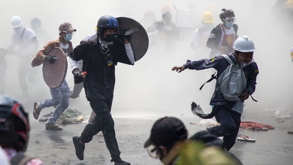 Los birmanos salen de nuevo a protestar tras la jornada más sangrienta desde el golpe de Estado Los birmanos salen de nuevo a protestar tras la jornada más sangrienta desde el golpe de Estado