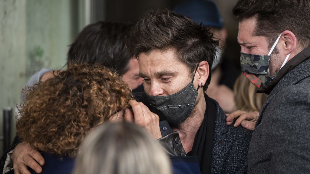 Javián y Manu Tenorio junto a la madre de Àlex Casademunt