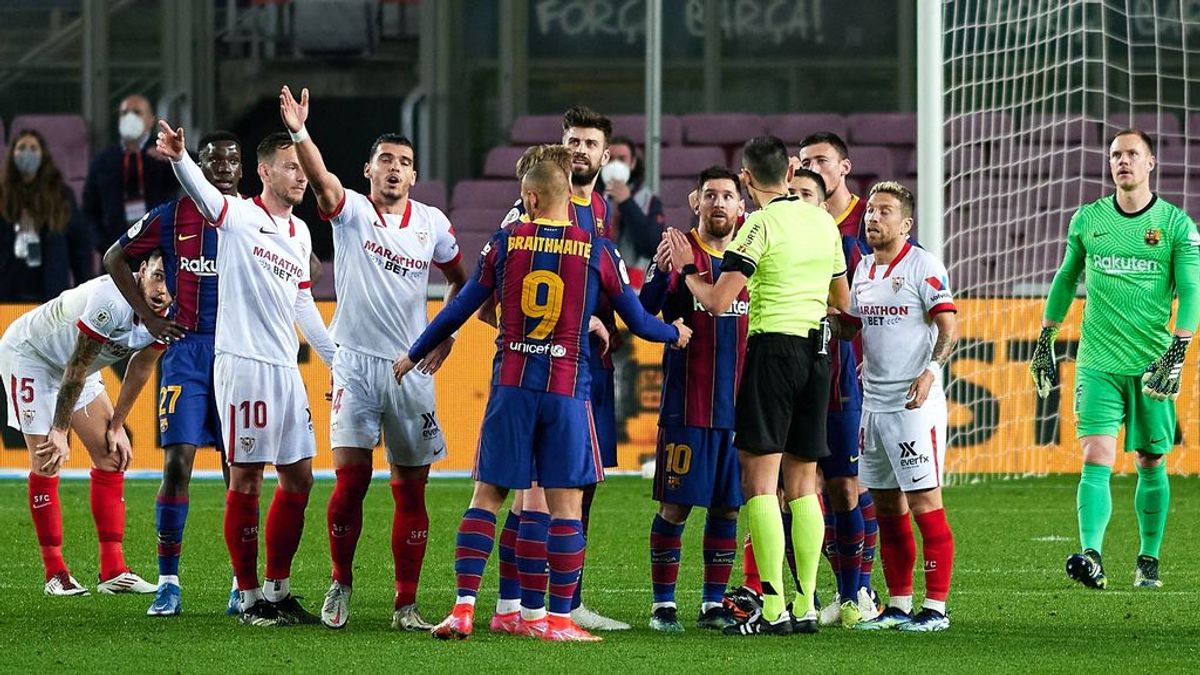 Rakitic, uno de los más críticos con el arbitraje del Barça-Sevilla: "Nos han quitado esa final" Rakitic, uno de los más críticos con el arbitraje del Barça-Sevilla: "Nos han quitado esa final"
