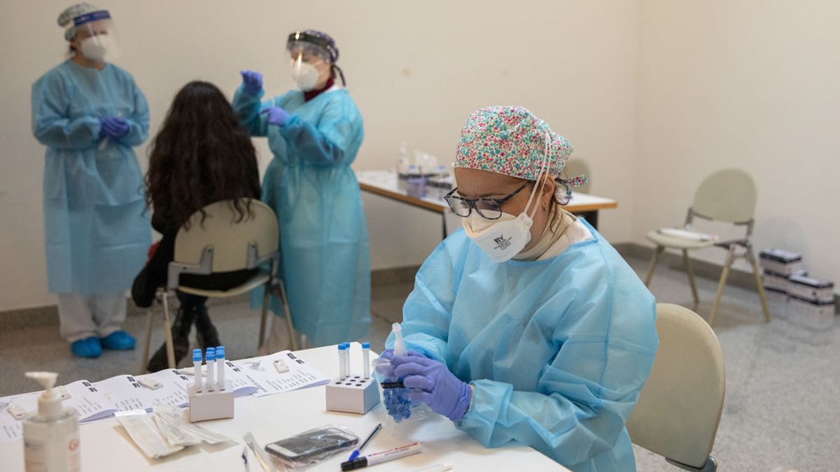 España baja a riesgo medio pero las aguas residuales y el número reproductivo anuncian una posible subida España baja a riesgo medio pero las aguas residuales y el número reproductivo anuncian una posible subida