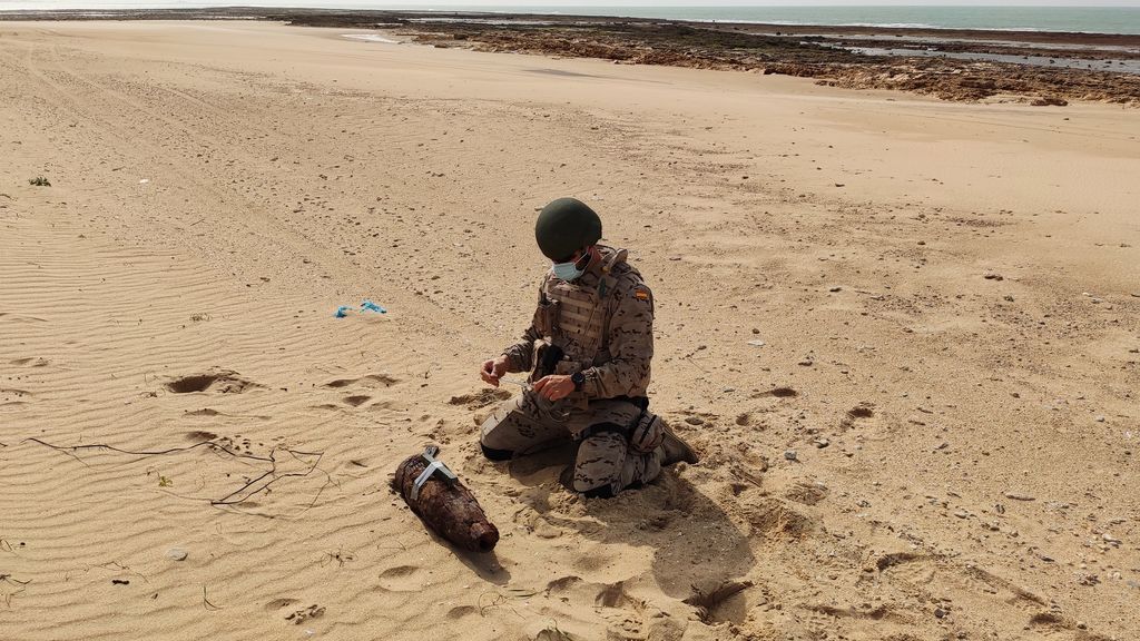 Militares de la Armada desactivan un proyectil en una playa de Cádiz Militares de la Armada desactivan un proyectil en una playa de Cádiz