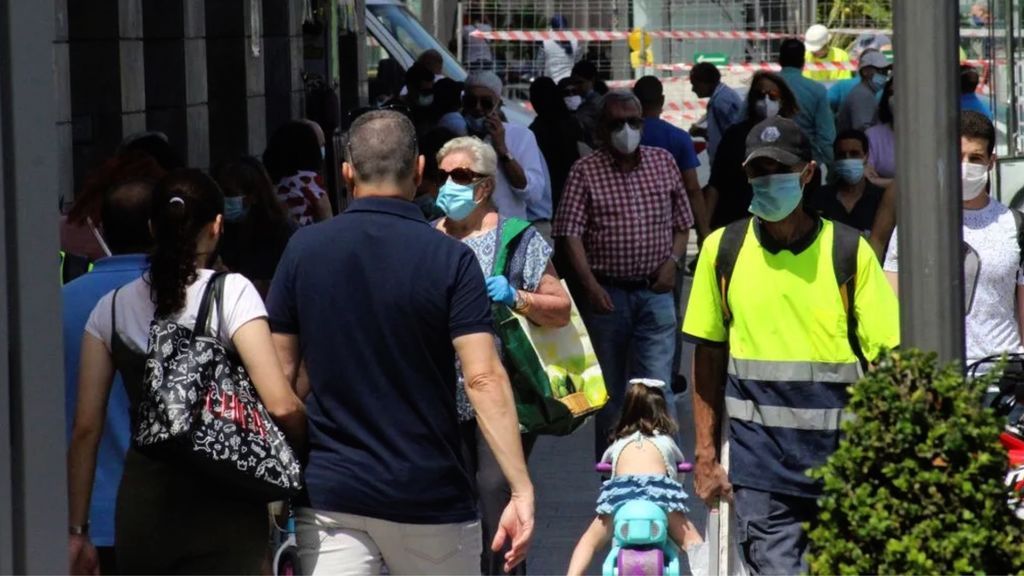 Peatones en una calle de Ceuta el pasado verano