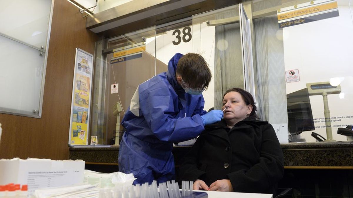 EuropaPress_3589500_03_march_2021_czech_republic_prague_health_worker_takes_swab_from_an EuropaPress_3589500_03_march_2021_czech_republic_prague_health_worker_takes_swab_from_an