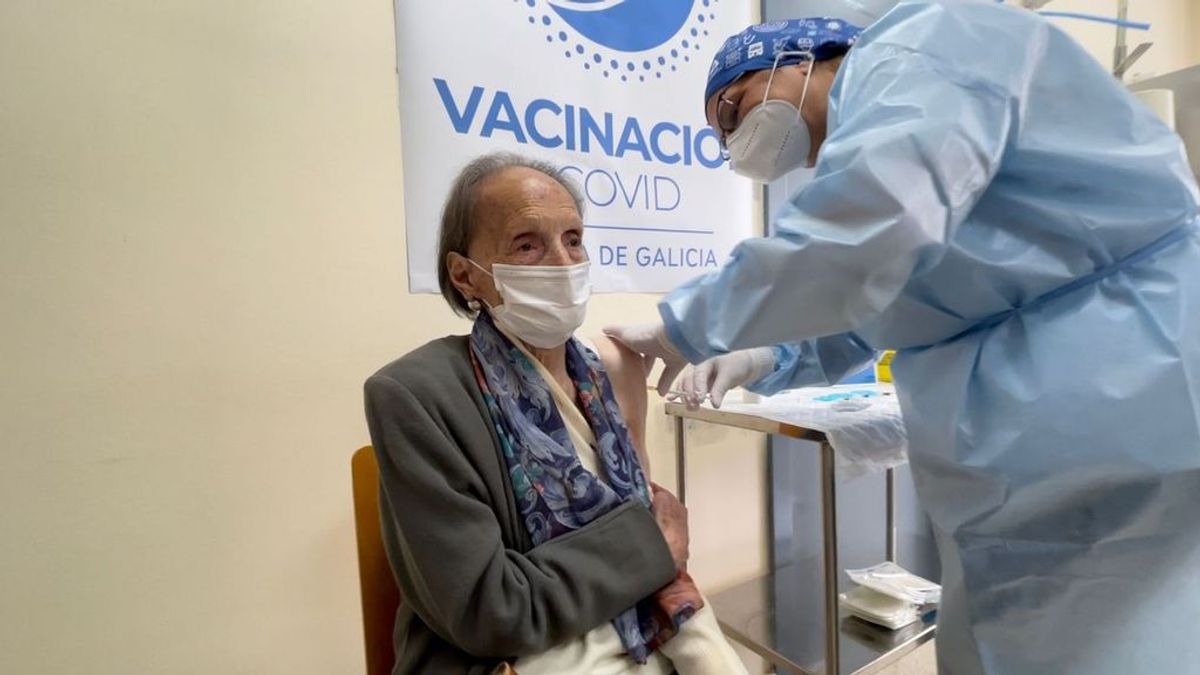 Una mujer de 104 años, vacunada contra el covid-19 en Ourense: "No me ha dolido nada"