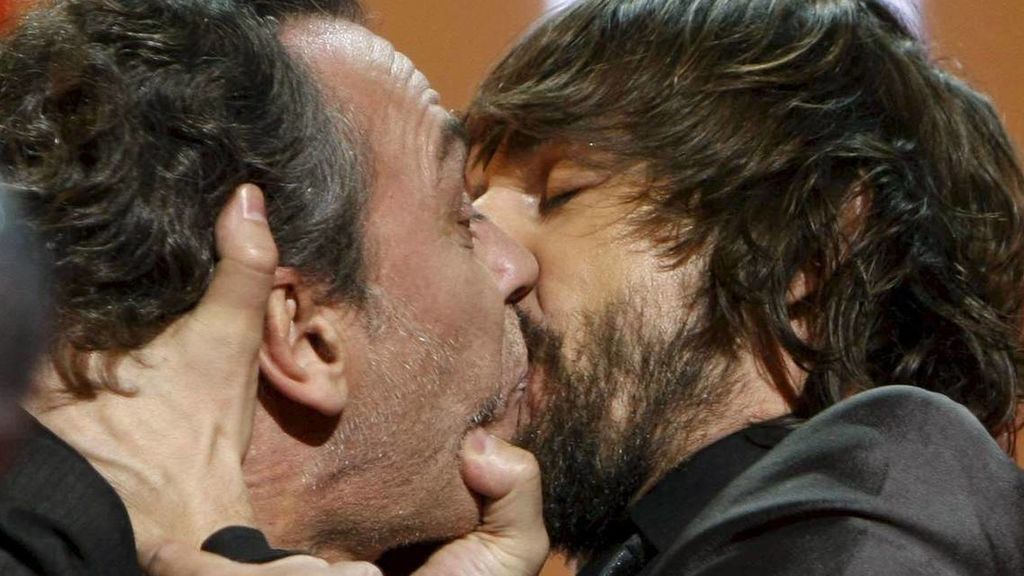 Beso entre José Coronado y Santi Millán