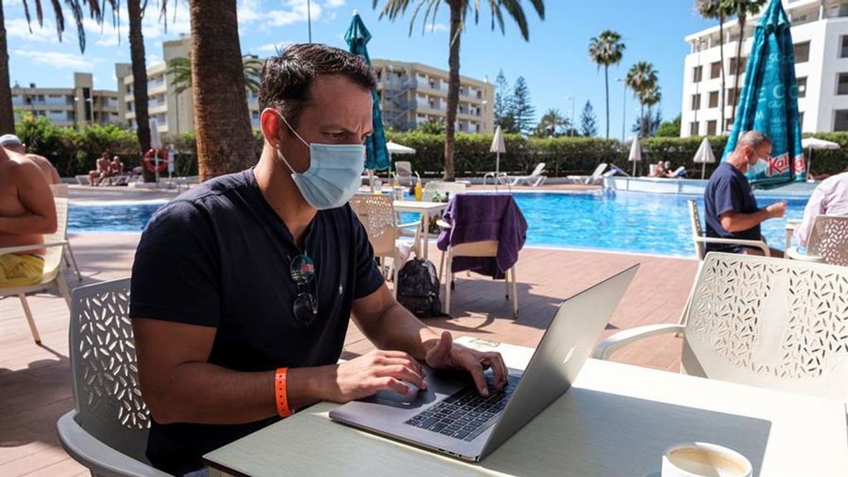 Un año de teletrabajo: sol, playa y trabajo en remoto, el nómada digital se instala en España Un año de teletrabajo: sol, playa y trabajo en remoto, el nómada digital se instala en España