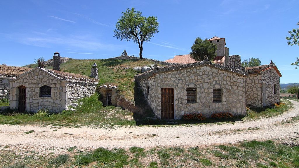 1200px-Moradillo_de_Roa,_bodegas,_08