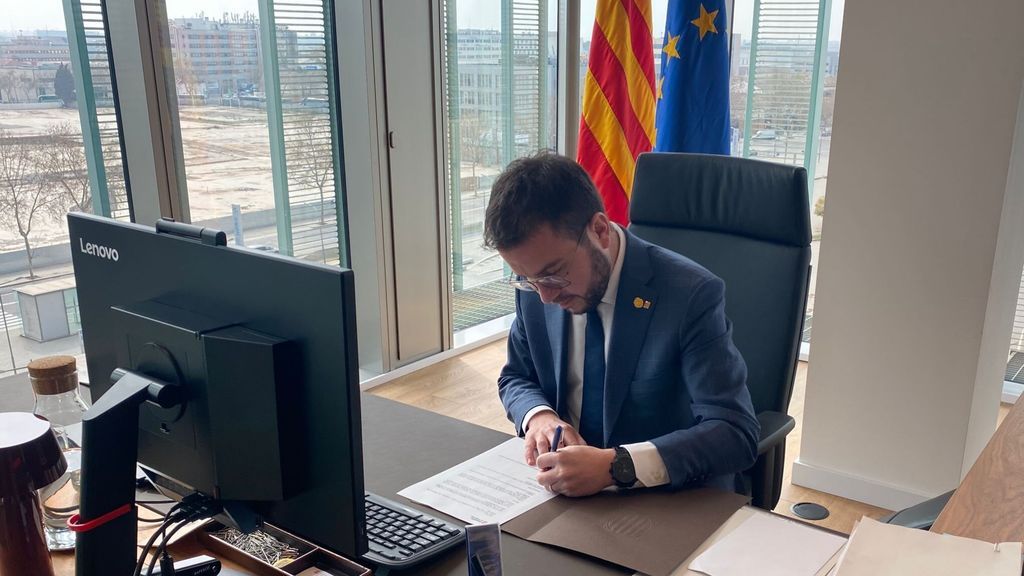 Aragonès firma el decreto de convocatoria de la constitución del Parlament mientras el Rey visita la Seat Aragonès firma el decreto de convocatoria de la constitución del Parlament mientras el Rey visita la Seat