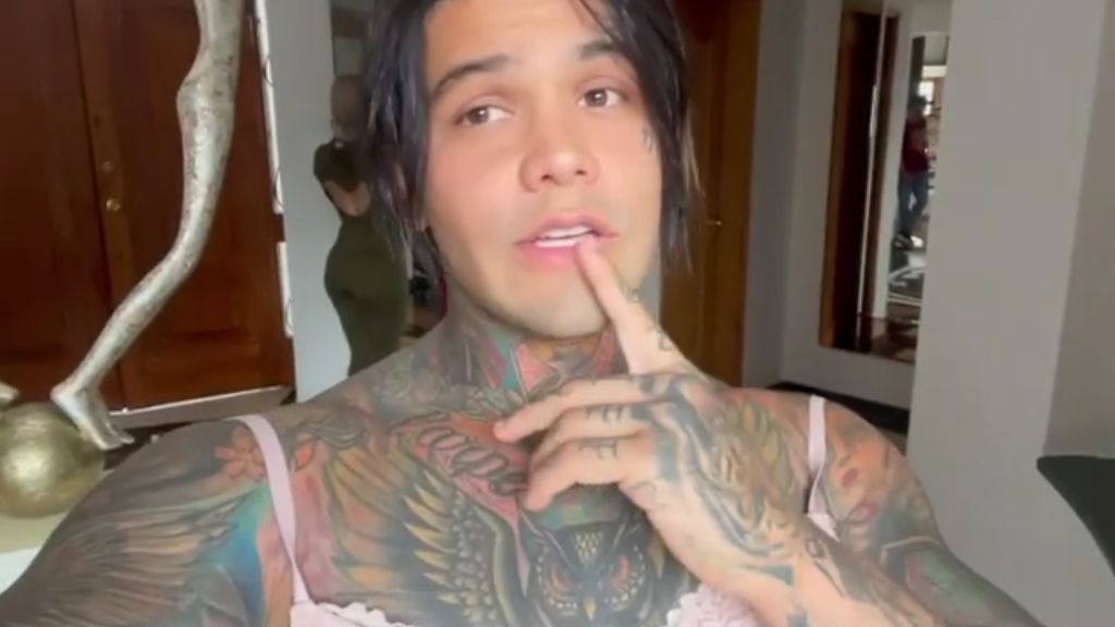 Un influencer se pone implantes de silicona en los pechos tras superar un reto: "Luego me los quito"