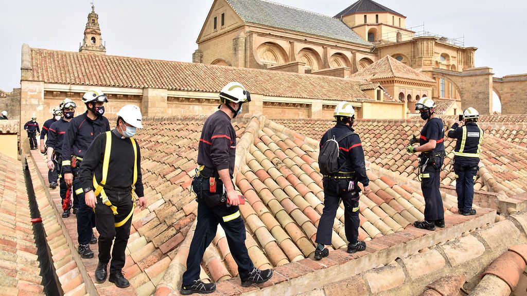 Los bomberos de Córdoba se suben a la cubierta de la Mezquita y revisan las medidas contra incendios