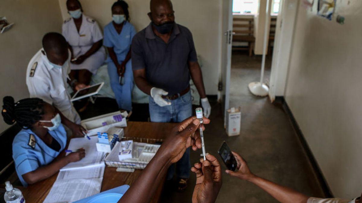 Amnistía Internacional informa de la situación mundial : "Cada 30 minutos muere un sanitario a causa de la covid" Amnistía Internacional informa de la situación mundial : "Cada 30 minutos muere un sanitario a causa de la covid"
