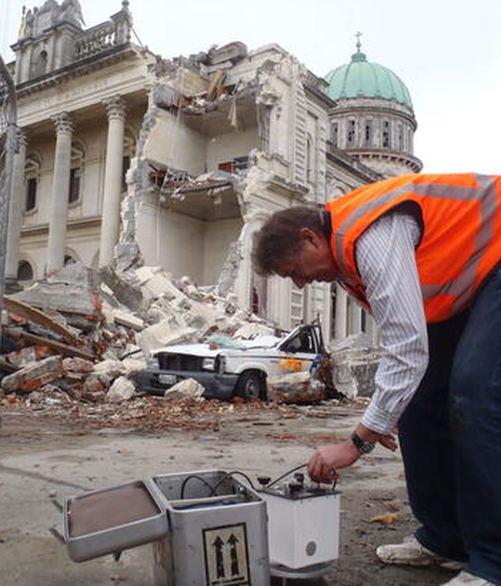 Gravity-survey-at-the-Basilica-Christchurch-Feb-2011_imagelarge