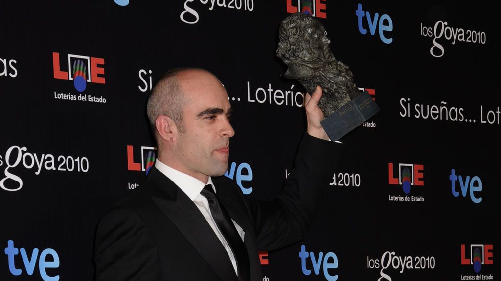 Luis Tosar, celebra el Premio Goya en 2010 por 'Celda 211'