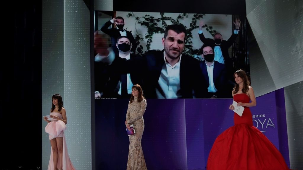 Sergio Jiménez (en la pantalla) recibe el Goya al Mejor Montaje por 'El año del Descubrimiento'