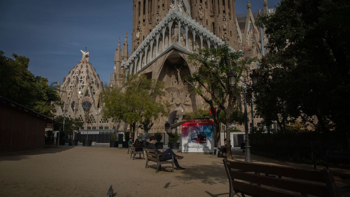 EuropaPress_3435753_hombre_sentado_banco_frente_sagrada_familia_barcelona_catalunya_espana_16 (1) EuropaPress_3435753_hombre_sentado_banco_frente_sagrada_familia_barcelona_catalunya_espana_16 (1)