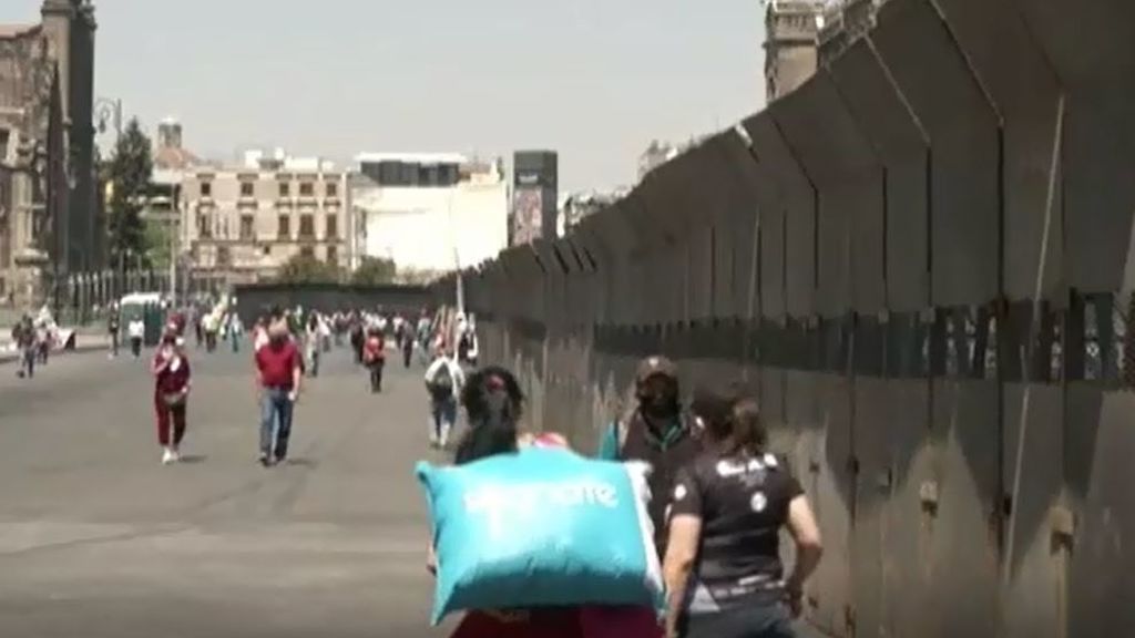 México instala vallas de tres metros en el Palacio Presidencial ante la marchadel 8M