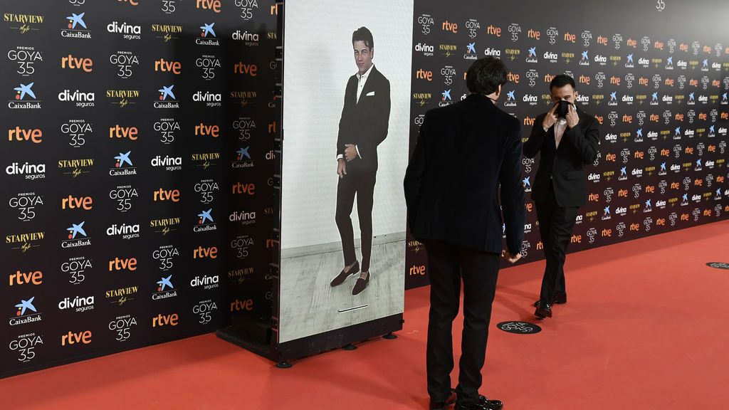 Mario Casas en la alfombra roja de los Premios Goya 2021
