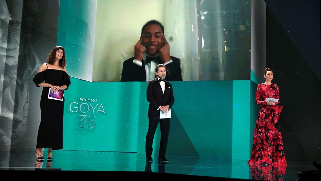 Adam Nourou (en la pantalla) recibe el Goya al Mejor Actor Revelación por su papel en 'Adú'