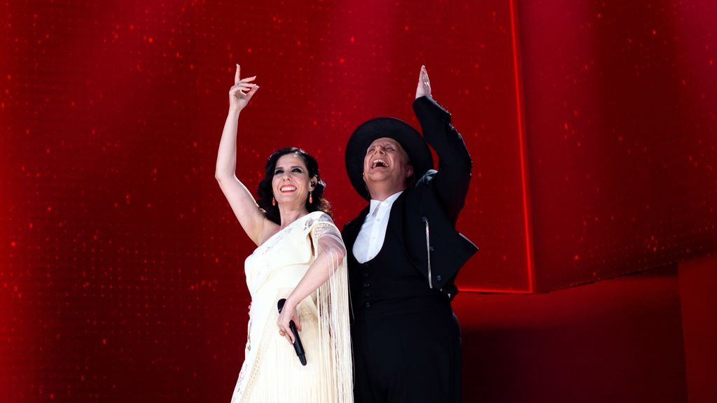 La cantante Diana Navarro y el humorista Carlos Latre actúan, homenajeando al cineasta Luis García-Berlanga, en la gala de la 35 edición de los Premios Goya