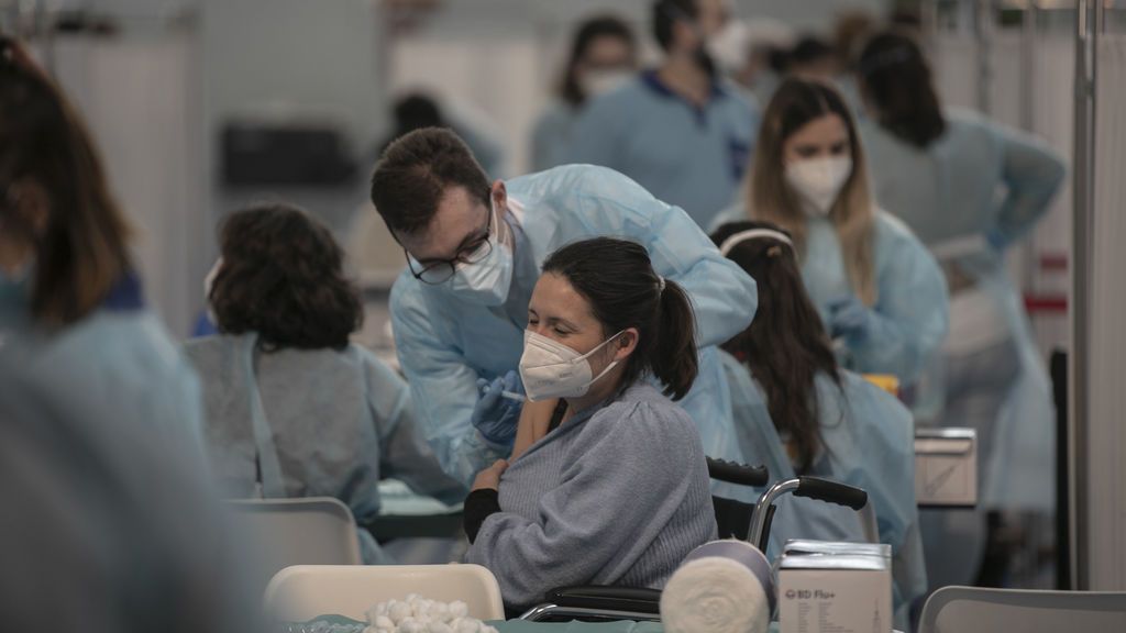 Andalucía “ralentiza” la vacunación a los mayores de 80 años por la falta de dosis de Moderna y Pfizer Andalucía “ralentiza” la vacunación a los mayores de 80 años por la falta de dosis de Moderna y Pfizer