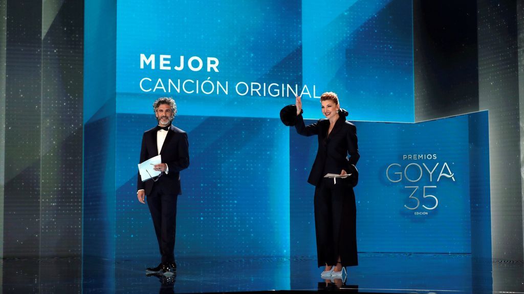 Leonardo Sbaraglia y Najwa Nimri en la gala de la 35 edición de los Premios Goya