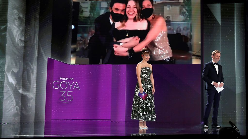 La directora Pilar Palomero (en la pantalla) recibe el Goya al mejor guion original por 'Las niñas'