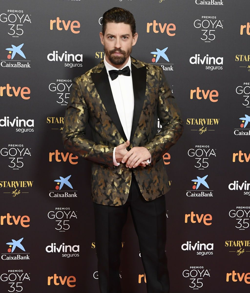 Adrián Lastra en la alfombra roja de los Premios Goya 2021