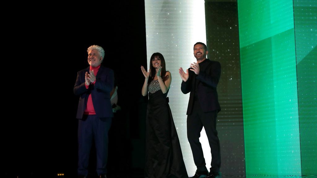 Pedro Almodóvar, Penélope Cruz y Antonio Banderas durante la gala de la 35 edición de los Premios Goya