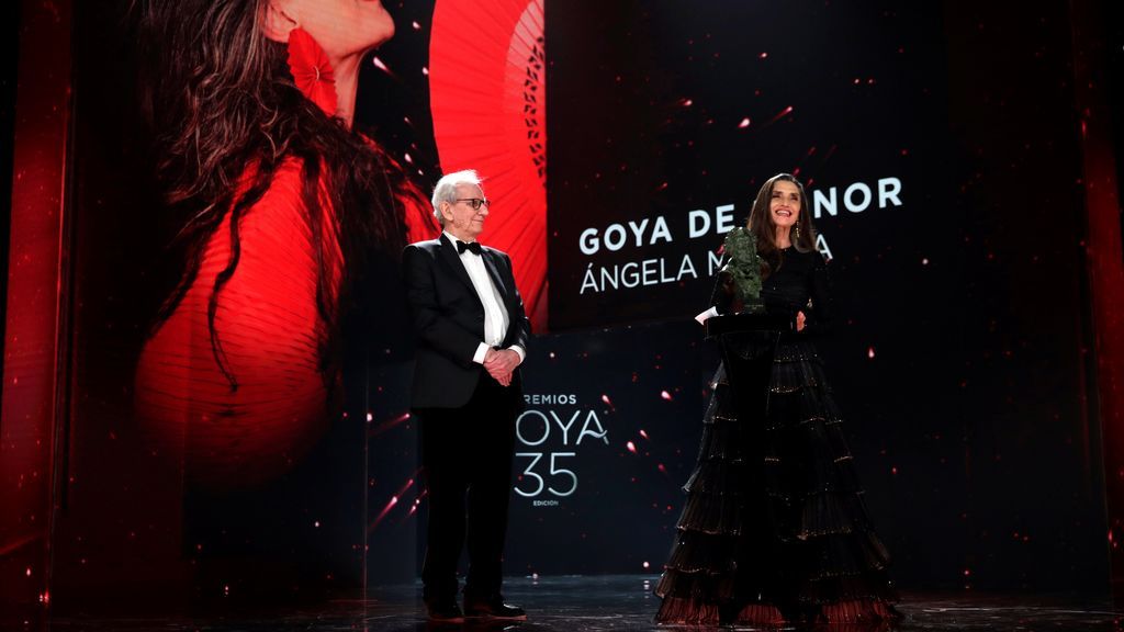El director Jaime Chávarri entrega el Goya de Honor a la actriz Ángela Molina en la gala de la 35 edición de los Premios Goya