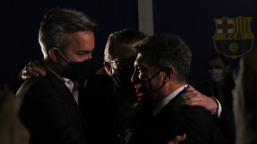 El abrazo de los tres candidatos que aplaude el barcelonismo: "Hoy ganan los culés"