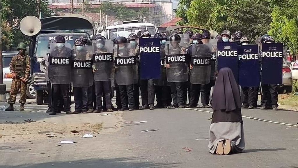 La monja Ann se arrodilla ante la policía en las protestas de Birmania
