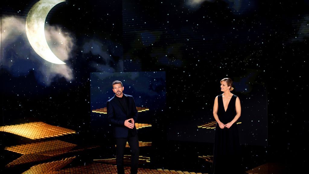 Antonio Banderas y María Casado, al término de la gala de la 35 edición de los Premios Goya