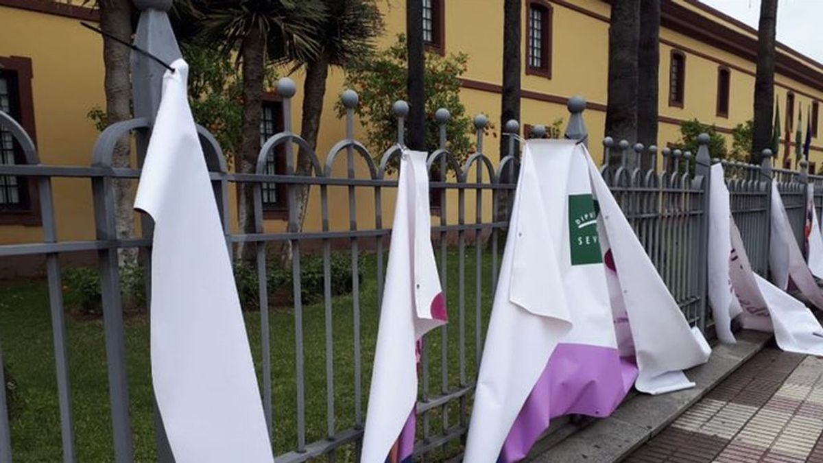 Destrozan una pancarta del 8M instalada en la sede de la Diputación de Sevilla Destrozan una pancarta del 8M instalada en la sede de la Diputación de Sevilla