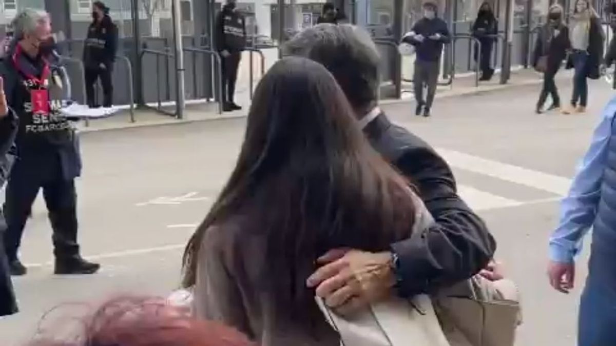 "Cuando tengas 18 me llamas", el 'piropo' de Laporta a una aficionada que le pidió una foto "Cuando tengas 18 me llamas", el 'piropo' de Laporta a una aficionada que le pidió una foto