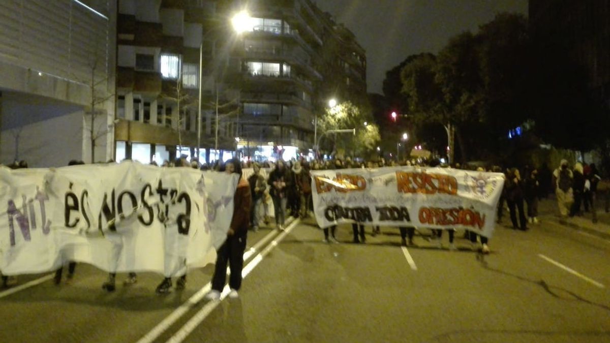 Cerca de 2.000 mujeres participan en una marcha nocturna por Barcelona en la víspera del 8M Cerca de 2.000 mujeres participan en una marcha nocturna por Barcelona en la víspera del 8M