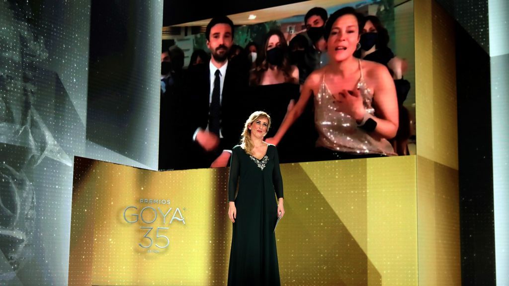 La productora francesa Valérie Delpierre recibe el Goya a la Mejor Película por 'Las Niñas'