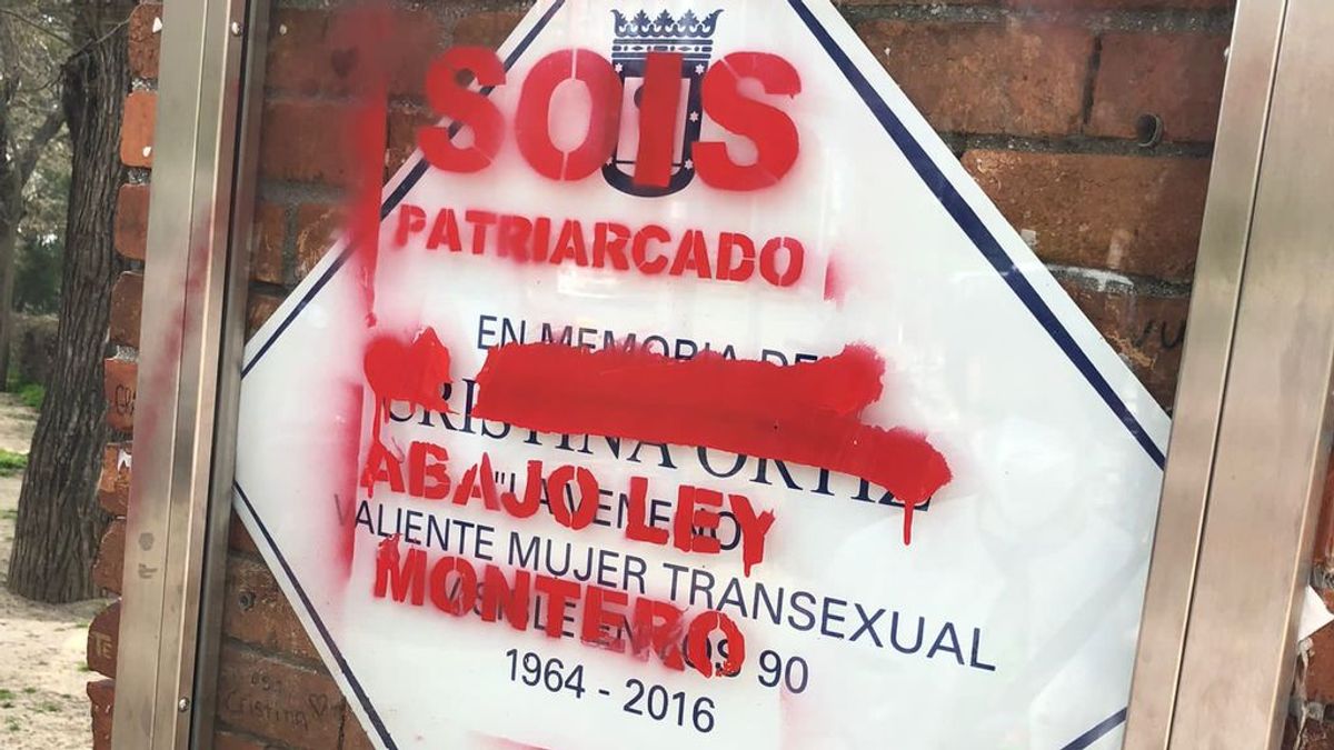 La placa de La Veneno amanece con pintadas contra la ley trans de Irene Montero La placa de La Veneno amanece con pintadas contra la ley trans de Irene Montero