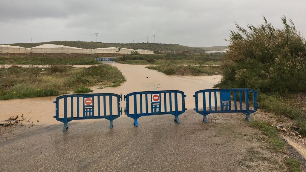 Las fuertes precipitaciones en Murcia dejan calles anegadas en Águilas