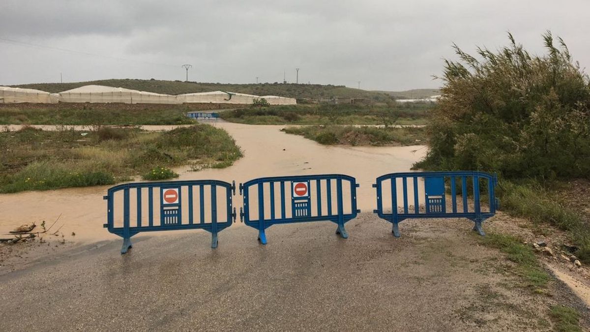 Las fuertes precipitaciones en Murcia dejan calles anegadas en Águilas Las fuertes precipitaciones en Murcia dejan calles anegadas en Águilas