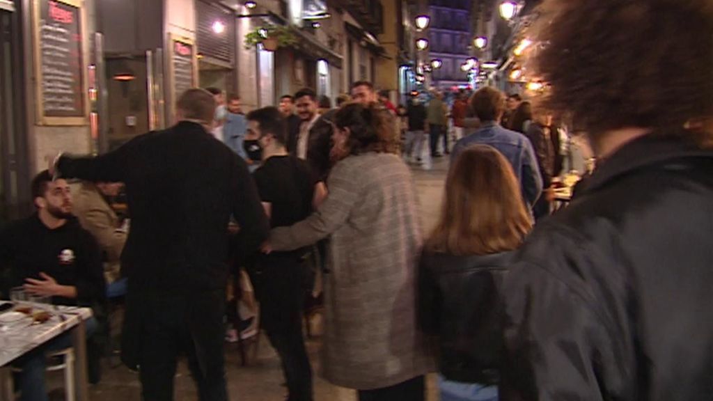 Las calles de Madrid se llenan de franceses y jóvenes de otros países cuando llega la noche