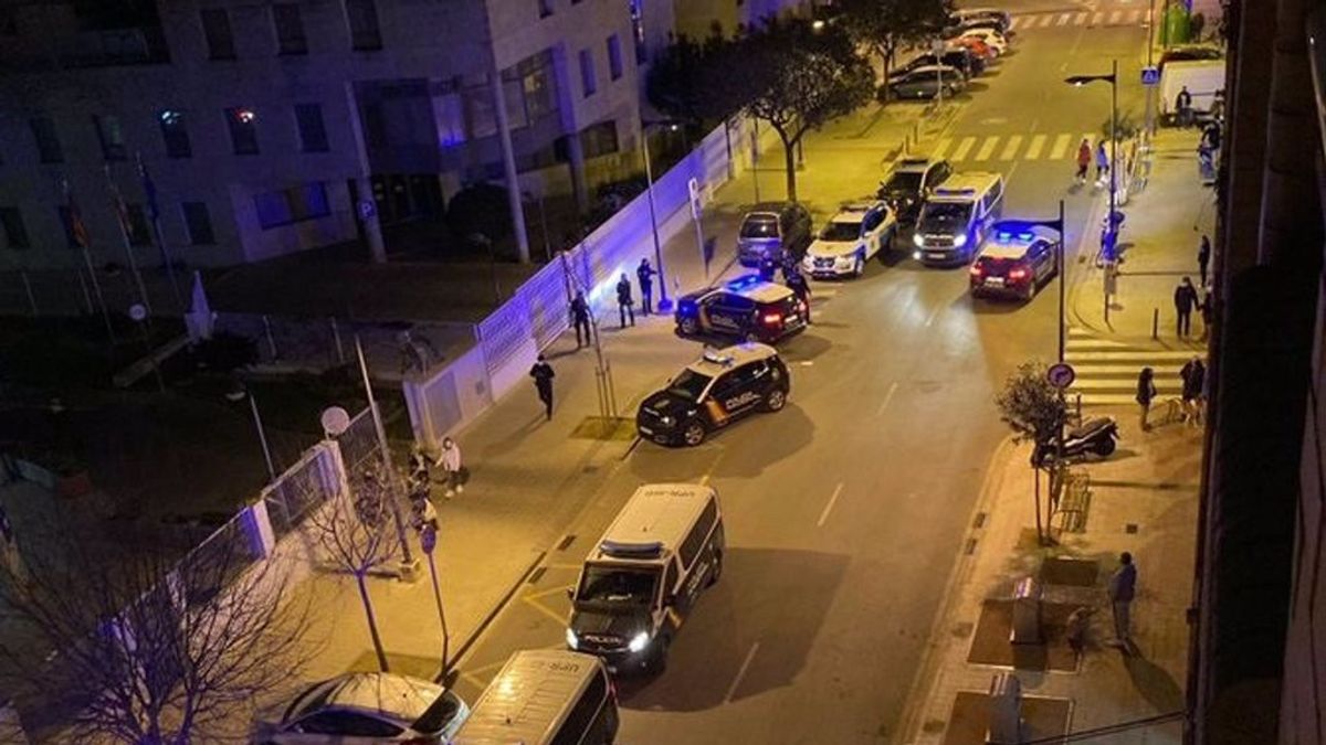 Un policía herido y dos detenidos por lanzar piedras y petardos contra la comisaría de Mislata en Valencia Un policía herido y dos detenidos por lanzar piedras y petardos contra la comisaría de Mislata en Valencia