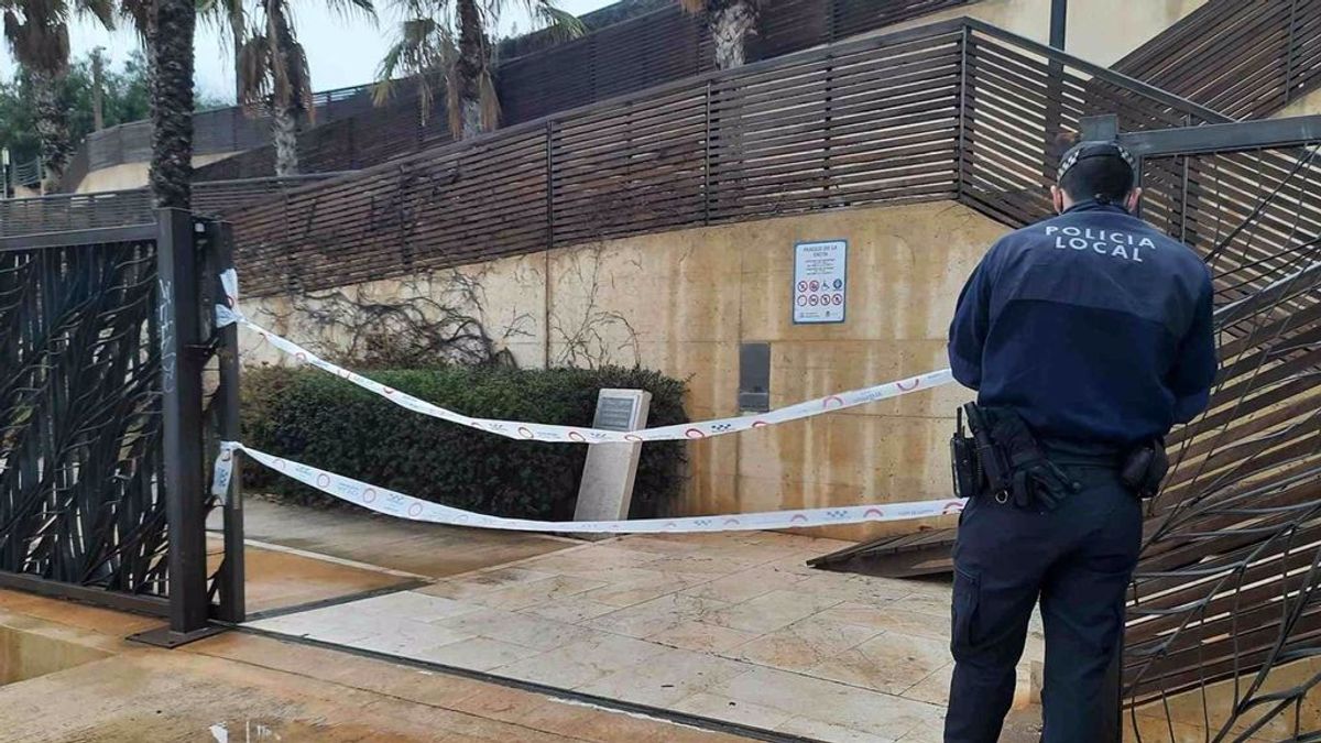 La Policía disuelve un grupo de 300 jóvenes que realizaban botellón en Alicante La Policía disuelve un grupo de 300 jóvenes que realizaban botellón en Alicante