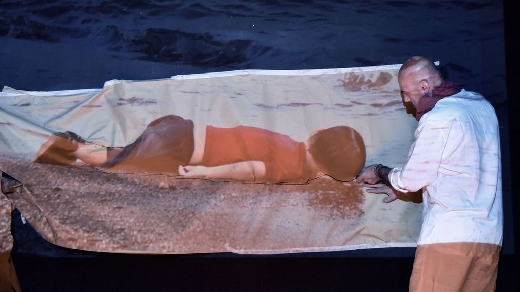 EuropaPress_1629492_murcia-el_performance_aylan_acerca_problema_refugiados_sirios_traves_arte