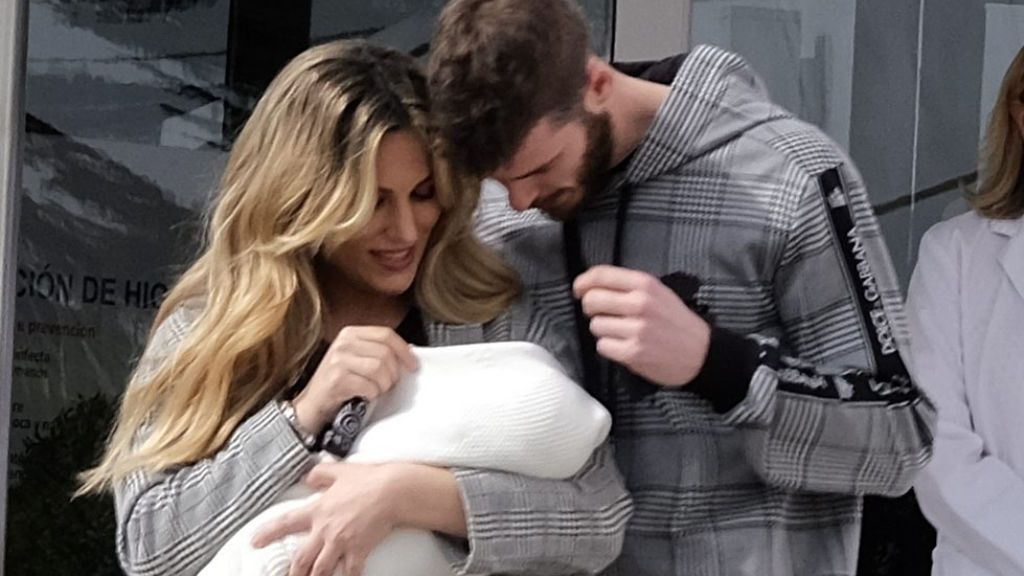 Edurne y David de Gea presentando a su hija a la salida del hospital