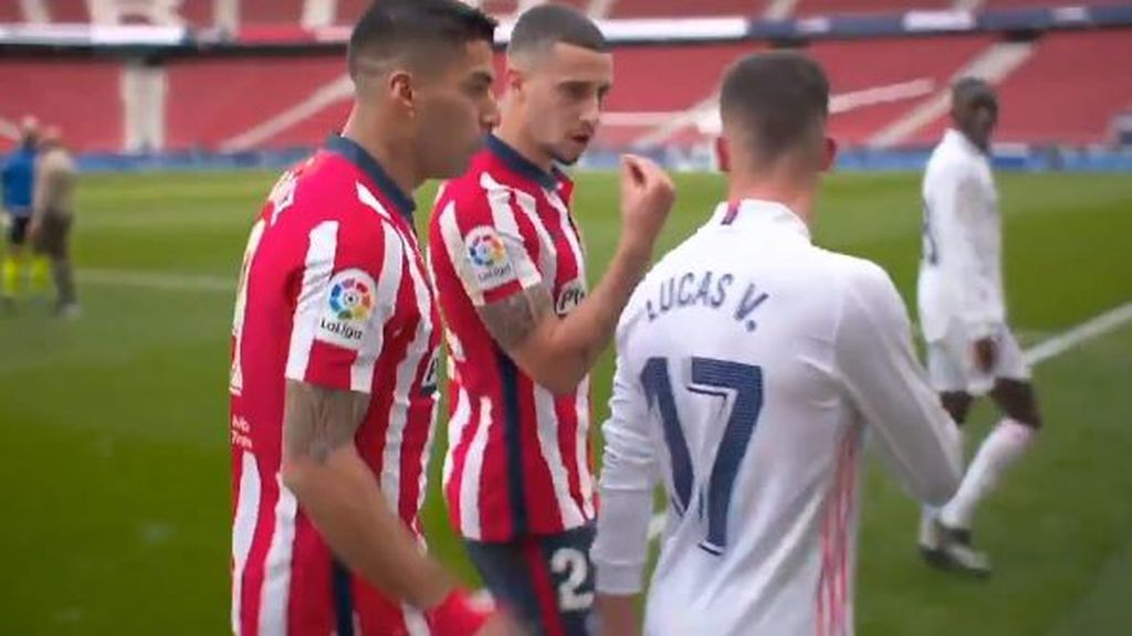 Luis Suárez y Lucas Vázquez, en plena discusión.