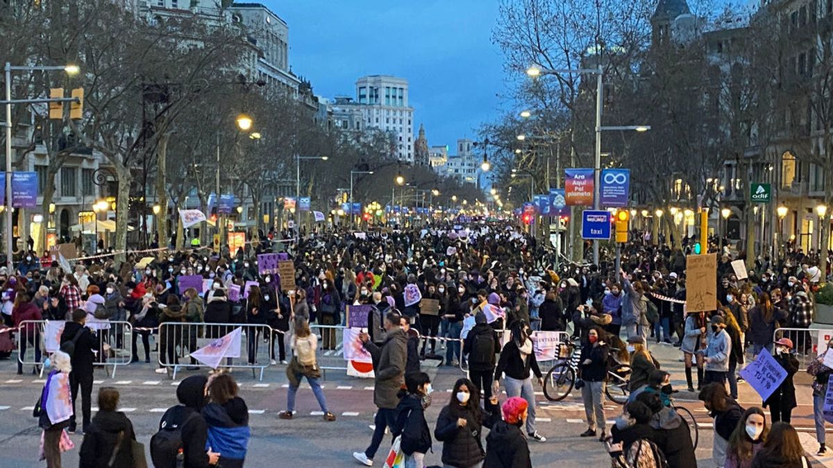 4.500 personas se concentran la tarde del 8M en Barcelona, 1.000 más de las previstas, con música y baile 4.500 personas se concentran la tarde del 8M en Barcelona, 1.000 más de las previstas, con música y baile