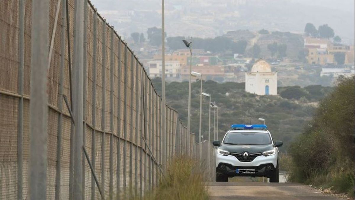 Más de un centenar de personas saltan la valla de Melilla