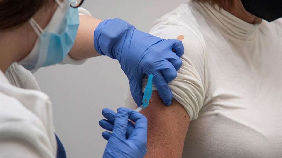 Una  mujer recibe la vacuna